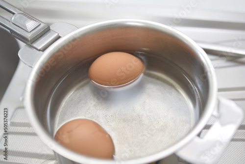 œufs cuits dans une casserole en inox
