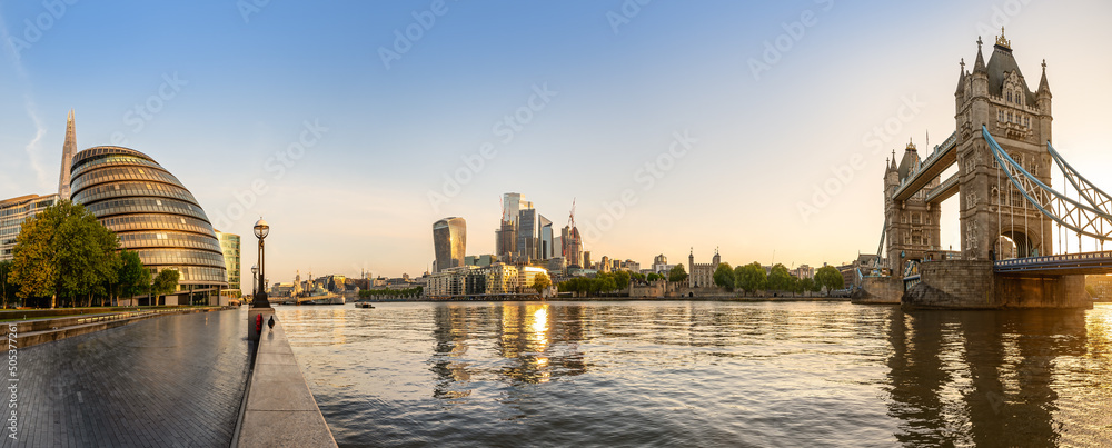 Εκτύπωση καμβά the skyline of london at early morning