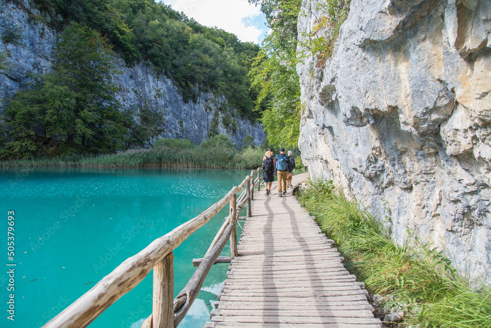 Φωτογραφία Plitvice Lakes National Park, Croatia, Europe: Hiking on the boardwalk along a tufa slope with a view to the beautiful turquoise water