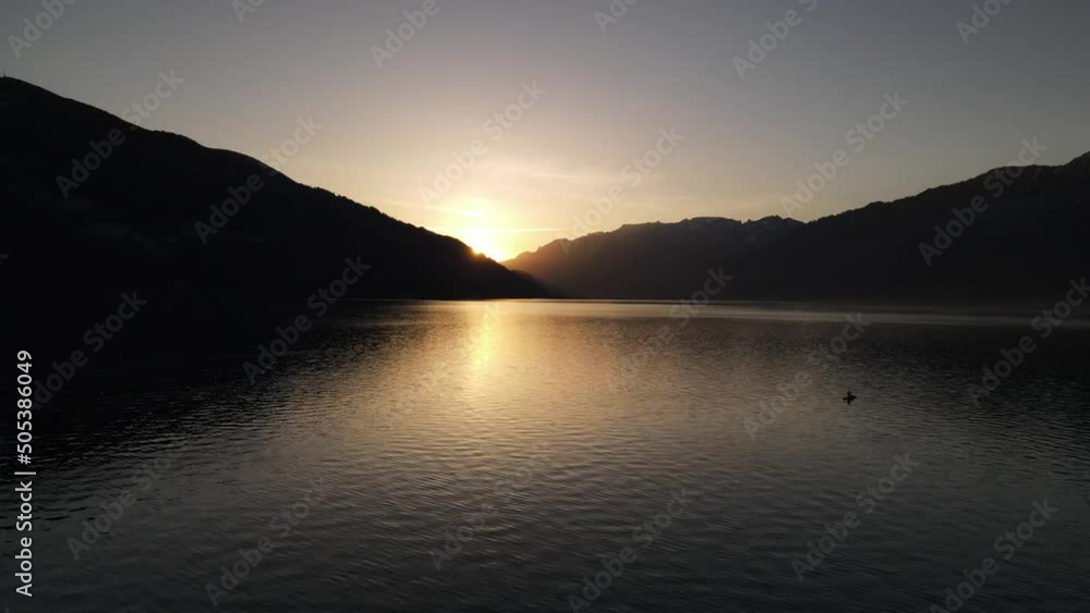 Sonnenaufgang pber einen See in der Schweiz Sonnenaufgang pber einen See in der Schweiz