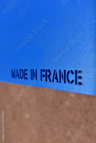 Inscription made in France sur m  tal bleu