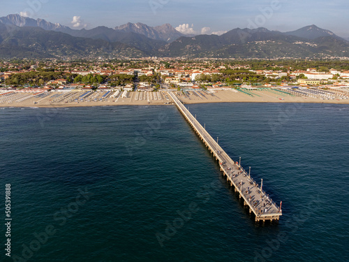 Vista aerea del Pontile di Forte dei Marmi, la spiaggia e le Alpi Apuane sullo sfondo 