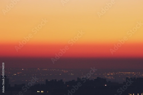 Atardecer en tonos cálidos en la ciudad de Madrid, España. La bruma es creada por el esmog fotoquímico de la calefacción de los edificios y de los tubos de escape de los coches.
