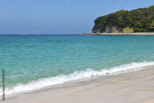 エメラルドグリーンの海と白い砂浜、青い空が綺麗な白良浜は海水浴とサーフィンでバカンス。