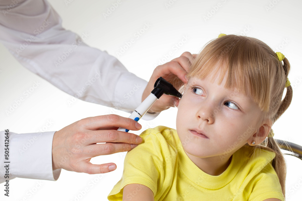 Φωτογραφία The doctor examines the ear canal of a little caucasian girl 5 years old in the doctor's office