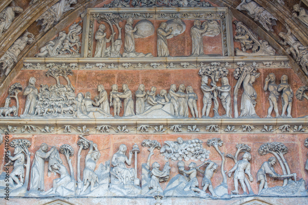 Φωτογραφία Detailed view on the tymanon above the main portal of Ulm cathedral (Ulmer Münster)
