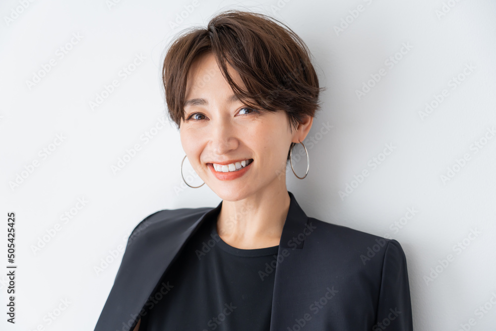 メイクアップした美しい日本人女性・カメラ目線