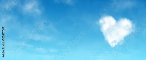 Herzförmige Wolke vor blauem Himmel. Panorama Banner Hintergrund.
 photo