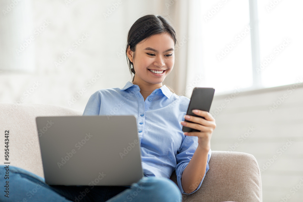 Naklejka premium Cute korean lady freelancer working from home