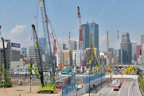 高層ビルの建設現場：林立するクレーン車（東京都港区高輪ゲートウェイ駅周辺）横位置 photo