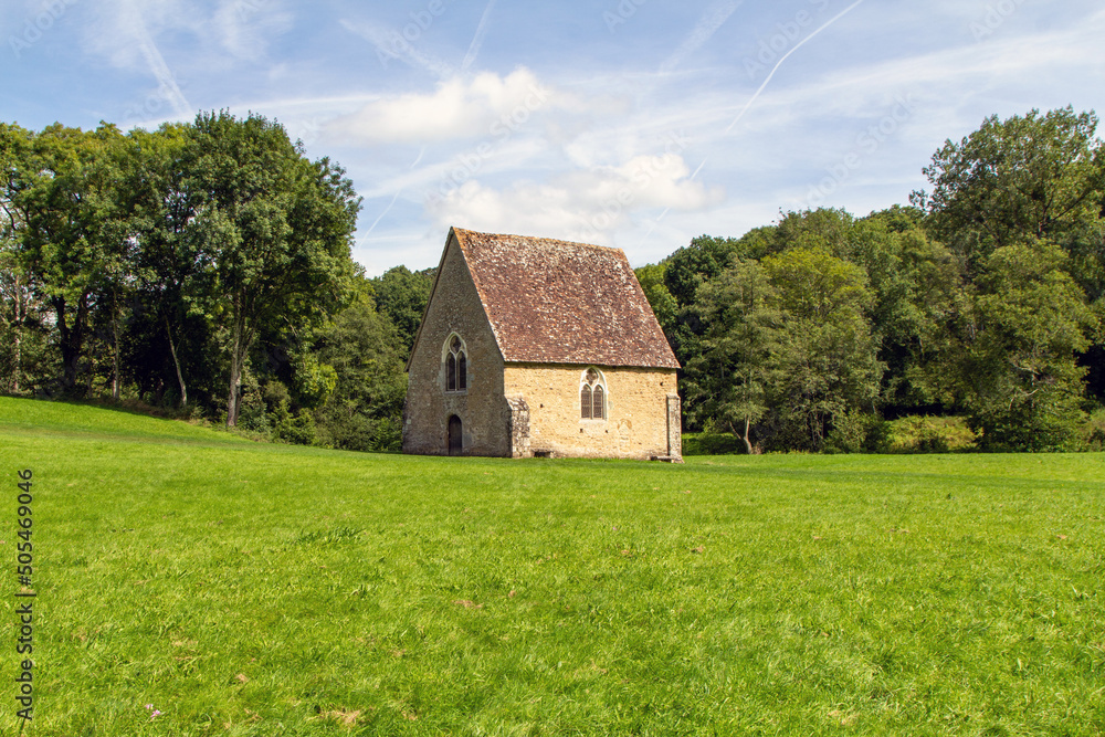 Capilla de Saint-Céneri-le-Gérei. La capilla está ubicada en una enorme pradera a las afueras del pueblo. Baja Normandía, Francia. Capilla de Saint-Céneri-le-Gérei. La capilla está ubicada en una enorme pradera a las afueras del pueblo. Baja Normandía, Francia.