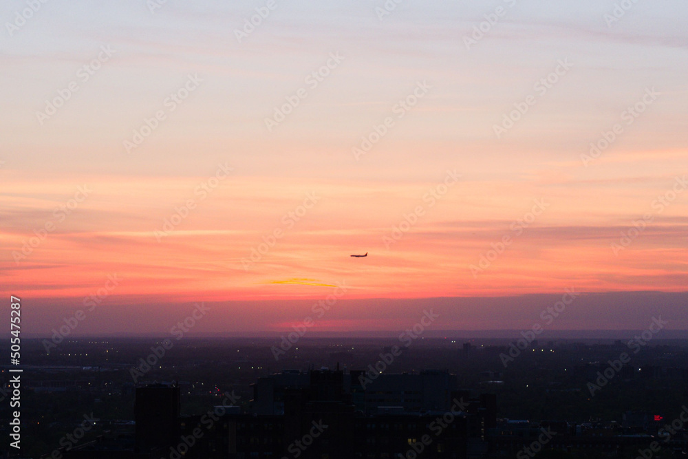 Ταπετσαρία Airplane flying in beautiful sunset sky over the dusky cityscape