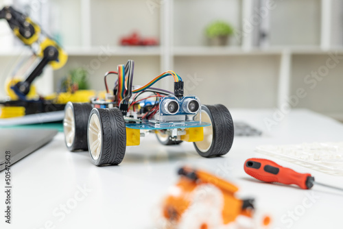 Obraz na plátně A metal robot and an electronic board that can be programmed.