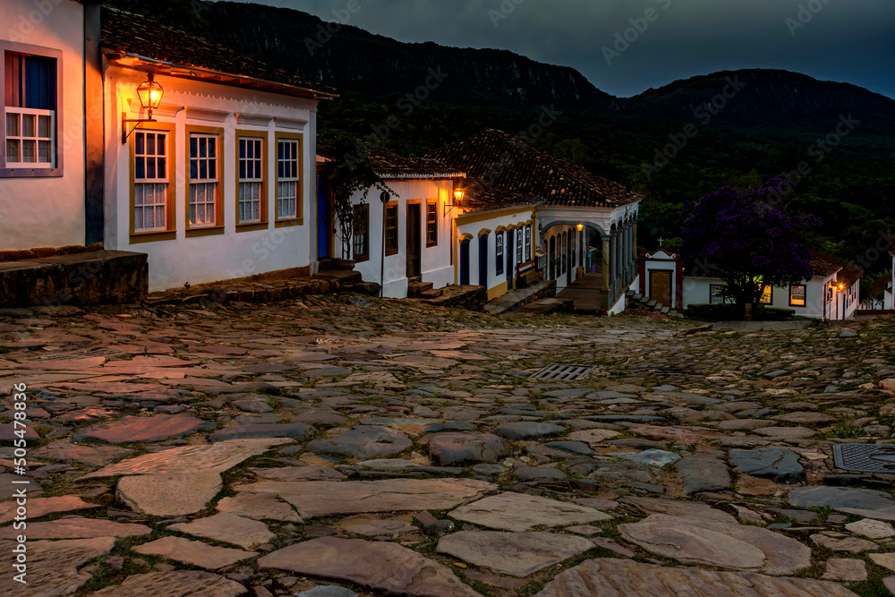 Φωτογραφία Streets and houses of the historic city of Tiradentes illuminated at dusk with t
