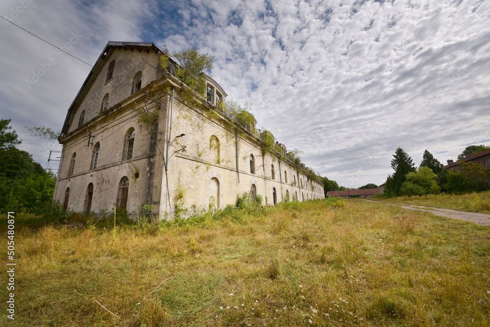 Bâtiments délabrés et abandonnés - Citadelle guerre mondiale Bâtiments délabrés et abandonnés - Citadelle guerre mondiale