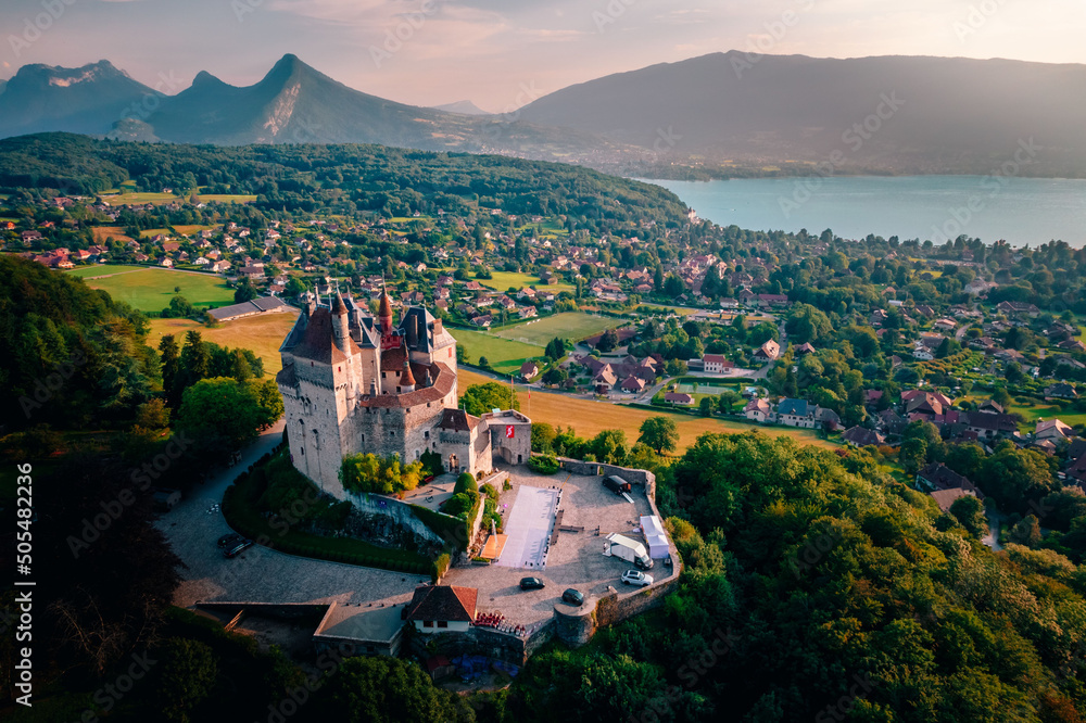Φωτογραφία Aerial shot of the Castle of Menthon-Saint-Bernard overlooking the town and lake