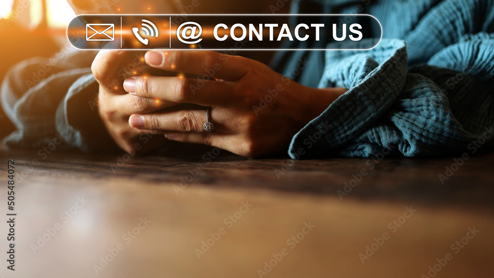 Φωτογραφία A female customer is using a smartphone to contact the service center and click the press touch to activate the connection icon telephone email contact us category that the service center has stated