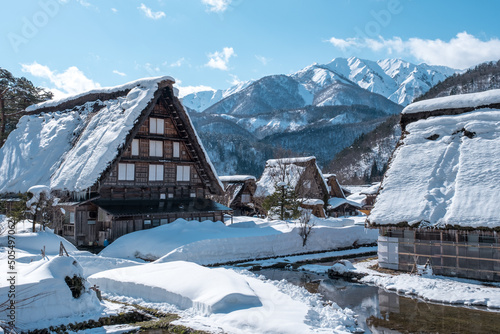 雪の白川郷 合掌造りの家 日本の伝統的家屋