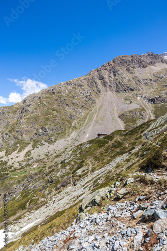 Refuge de Chabournéou sur les contreforts du Sirac à 2 020 m d'altitude dans la Vallée de Valgaudemar au printemps