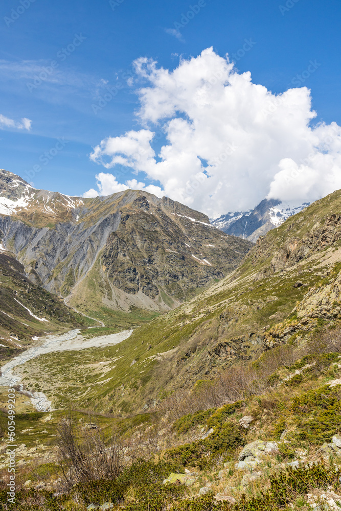 Paysage depuis le chemin de randonnée vers le Refuge de Chabournéou dans la Vallée du Valgaudemar