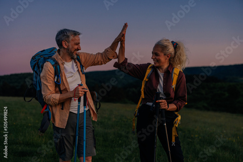 Fotografía Taking their date to the top of the mountain