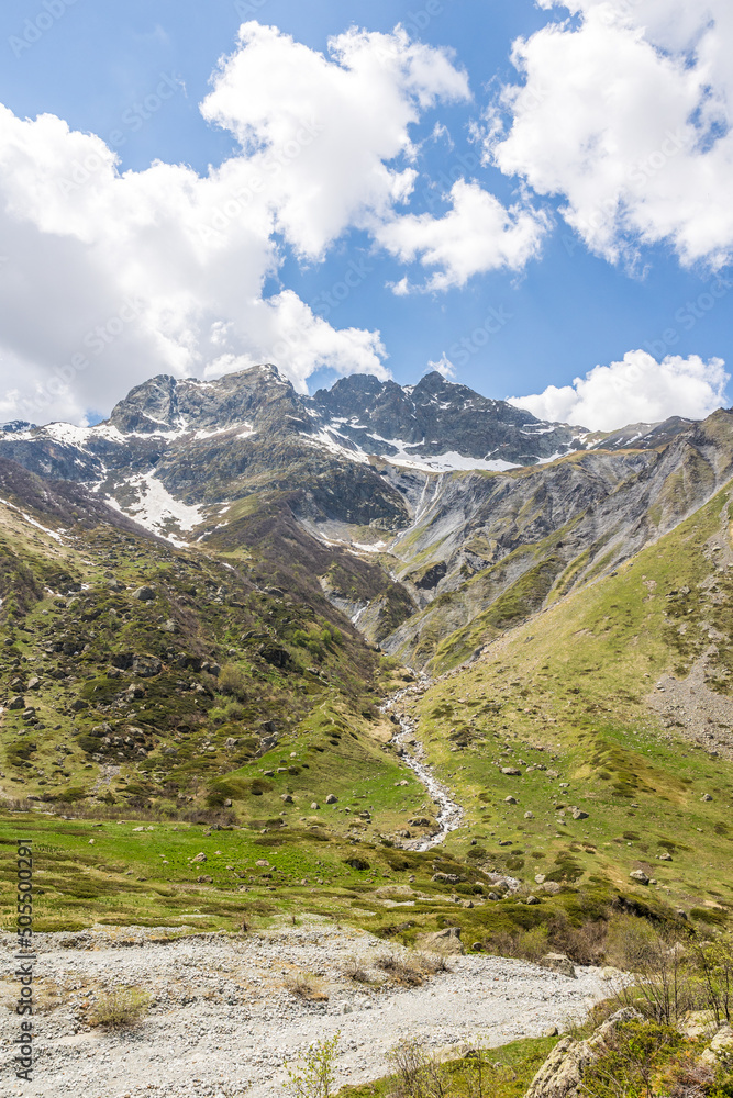 Paysage depuis le chemin de randonnée vers le Refuge de Chabournéou dans la Vallée du Valgaudemar Paysage depuis le chemin de randonnée vers le Refuge de Chabournéou dans la Vallée du Valgaudemar