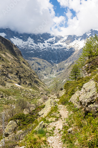 Paysage depuis le chemin de randonnée vers le Refuge de Chabournéou dans la Vallée du Valgaudemar © Ldgfr Photos
