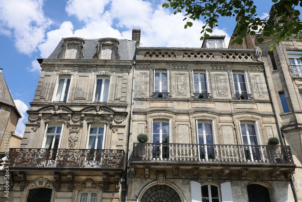 Immeuble typique, vue de l'extérieur, ville de Angoulême, département de la Charente, France