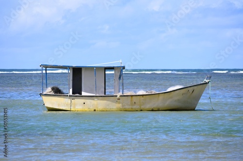 barco de pesca no mar photo