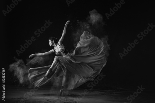 Photographie Grayscale shot of an emotional Southeast Asian ballet dancer performing a move o