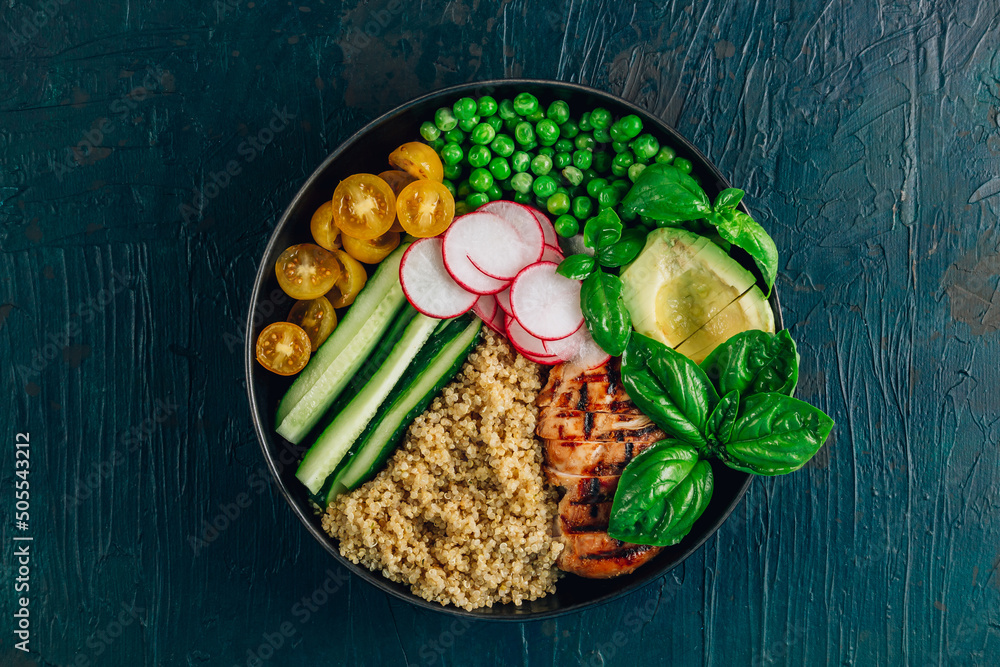 Φωτογραφία Healthy salad bowl with quinoa and chicken. Food and health.