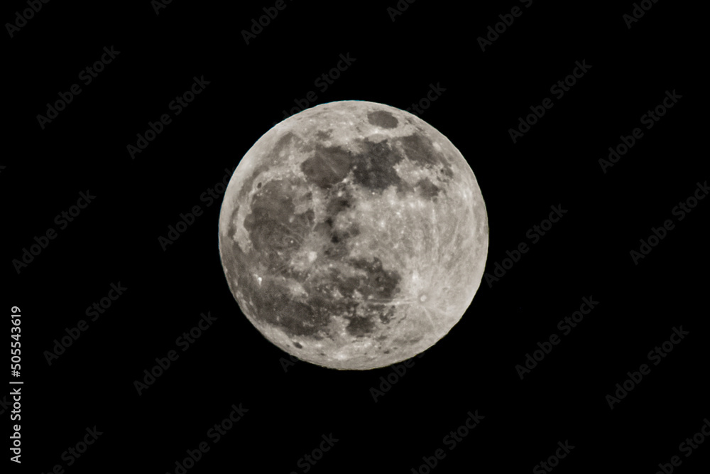 Obraz premium full moon in the sky with clouds beautiful view full moon، giant moon