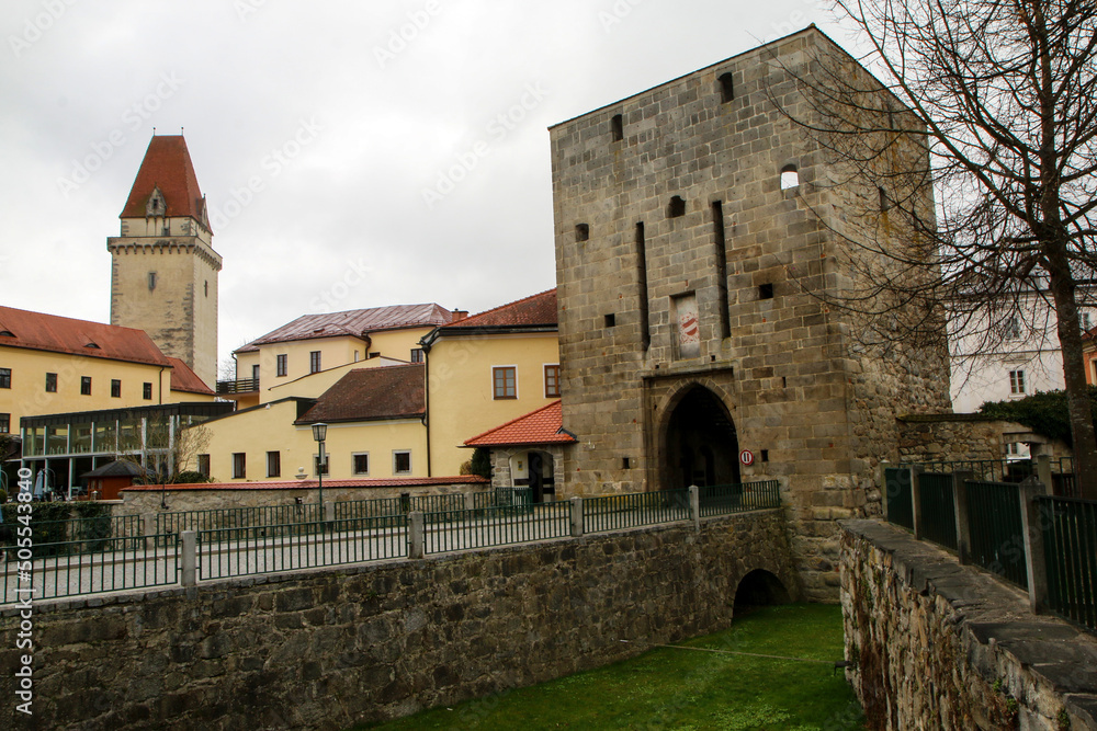 Φωτογραφία The picture from the Austrian city of Freistadt during early spring with the sights like the castle or gates to the city center