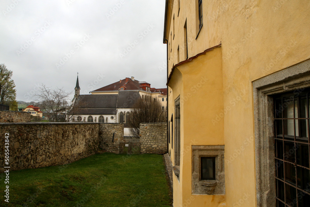 Φωτογραφία The picture from the Austrian city of Freistadt during early spring with the sights like the castle or gates to the city center