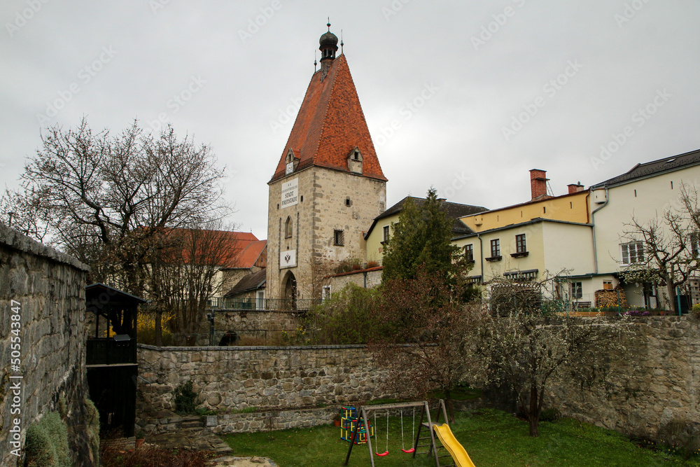 Φωτογραφία The picture from the Austrian city of Freistadt during early spring with the sights like the castle or gates to the city center