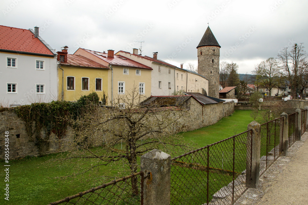 Φωτογραφία The picture from the Austrian city of Freistadt during early spring with the sights like the castle or gates to the city center