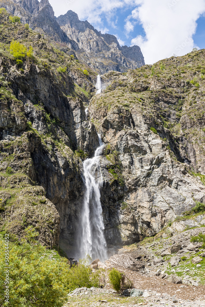 Cascade de Casset dans la Vallée du Valgaudemar au printemps, à la fonte des neiges