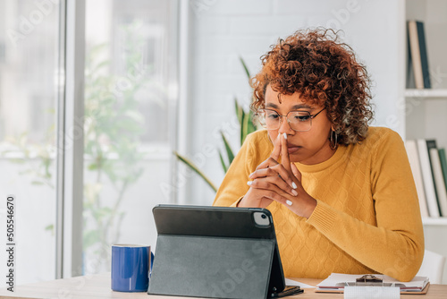 Fotografi african american girl in front of laptop making decision