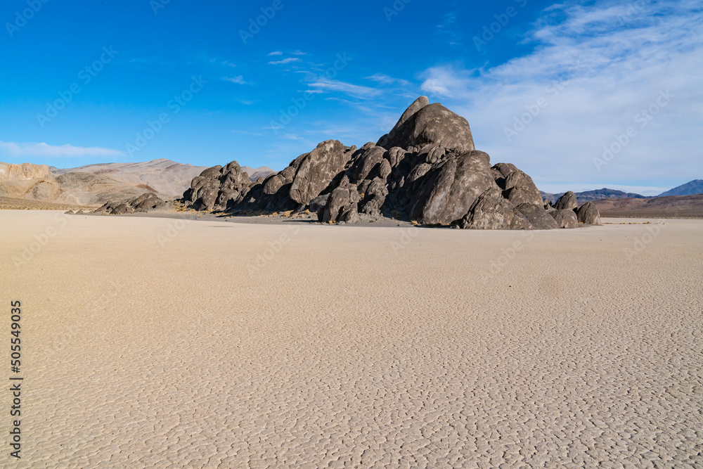 Φωτογραφία Rock island on the dry lake bed of the Racetrack Playa in Death Valley National