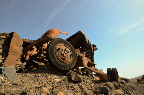 I rottami di un camion in una vecchia cava vulcanica abbandonata a Lanzarote - Isole Canarie - Spagna