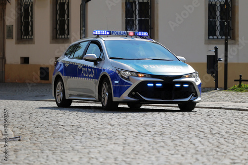 Radiowóz polskiej policji na sygnale w mieście