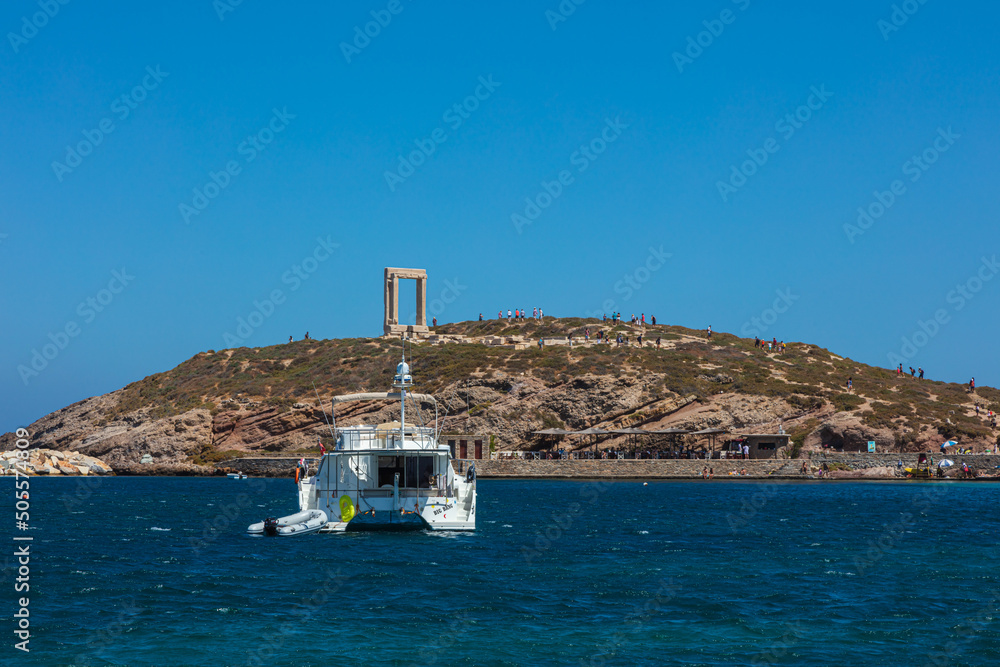 Φωτογραφία Naxos, Greece - August 6, 2021: A private yacht in Naxos Bay, with the The Temple of Apollo – Portara, in the background