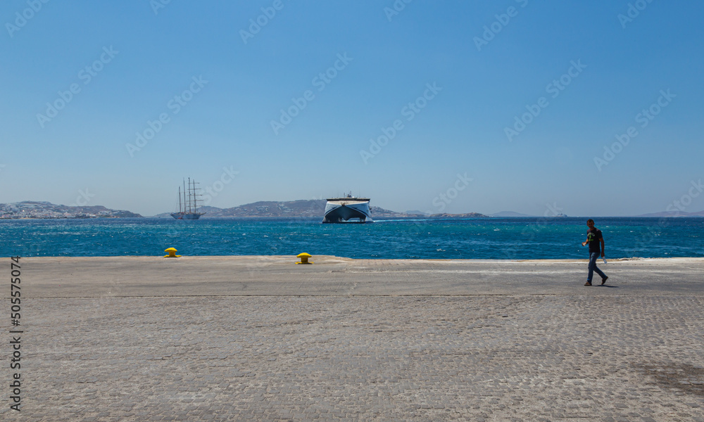 Φωτογραφία Mykonos, Greece - August 2, 2021: A big large catamaran ferry arrives in the harbor of Mykonos