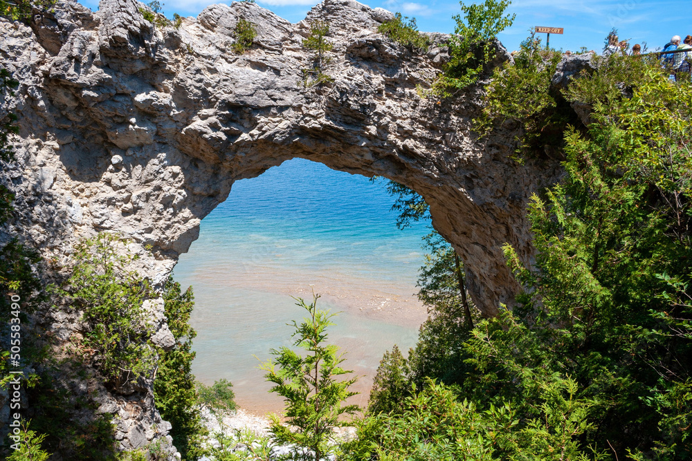Φωτογραφία Closeup of a rocky arch in Mackinac Island