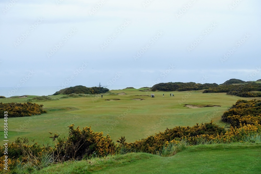 Φωτογραφία A beautiful view of a parkland area with a par 4 golf hole in Bandon, Oregon, wi