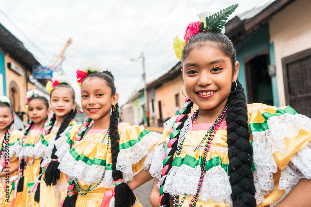Φωτογραφία Group of girls in folkloric costume on a street in Leon