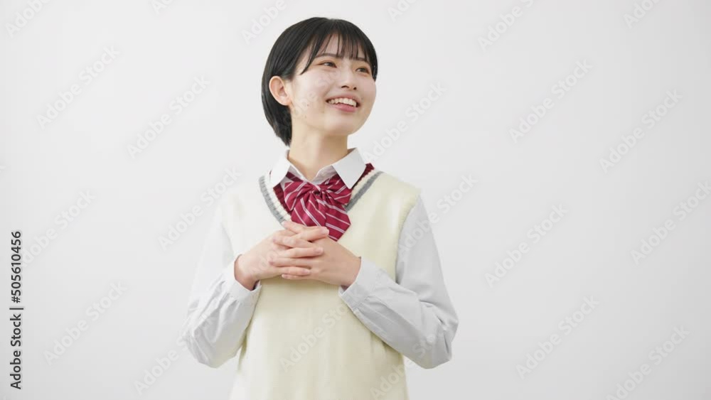 笑顔で立つ女子高校生 笑顔で立つ女子高校生