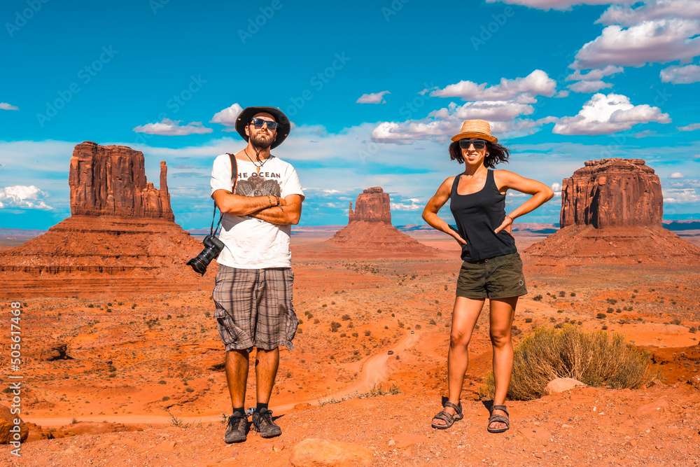 Φωτογραφία A couple of Europeans in the Monument Valley National Park in the visitor center