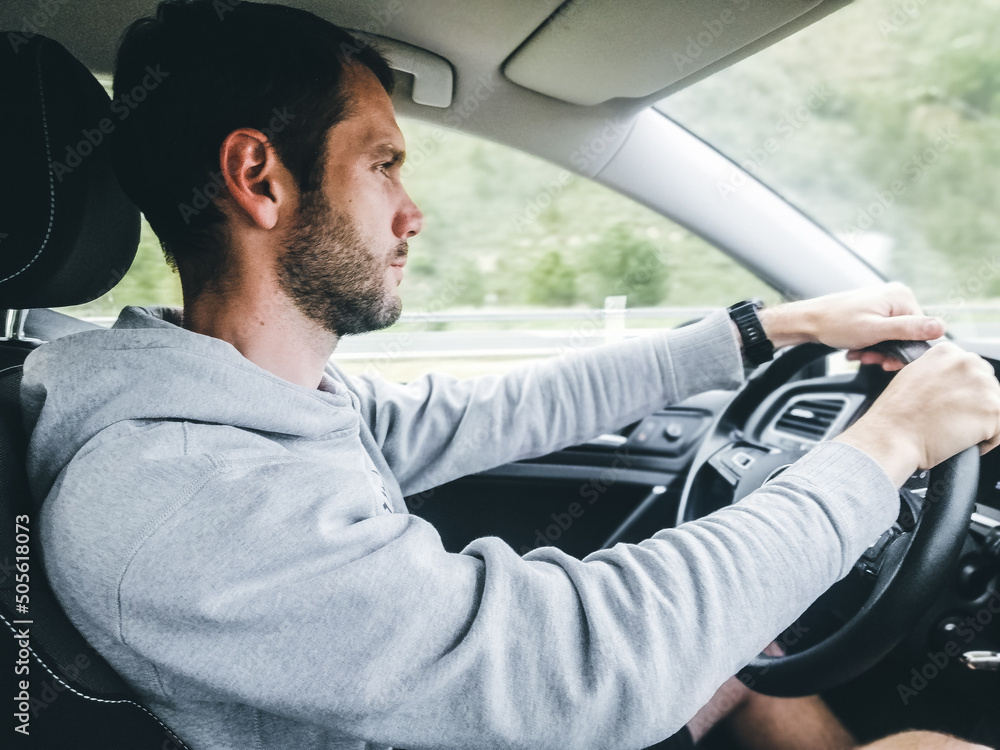 Hombre conduciendo en la autopista. Hombre conduciendo en la autopista.