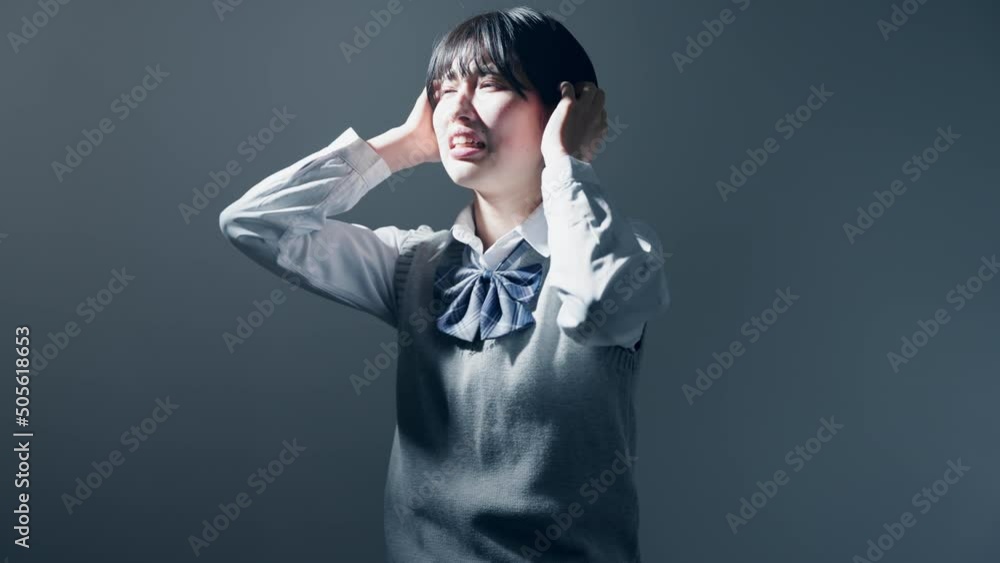 頭をかかえる女子高校生 頭をかかえる女子高校生